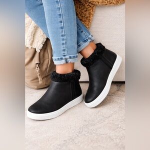 Muk Luks Black Faux Fur Ankle Boots Size 10 Like New